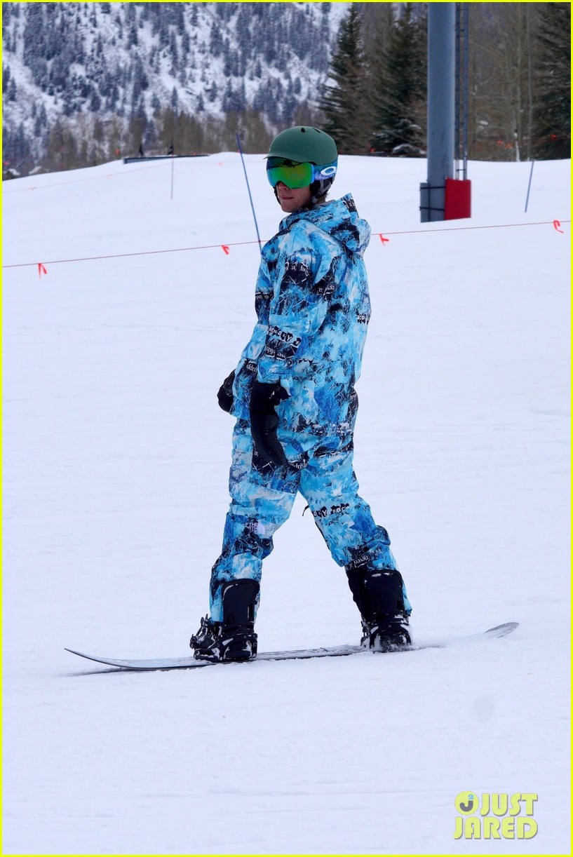 Justin Bieber Spends Part of New Year's Eve Snowboarding in Aspen