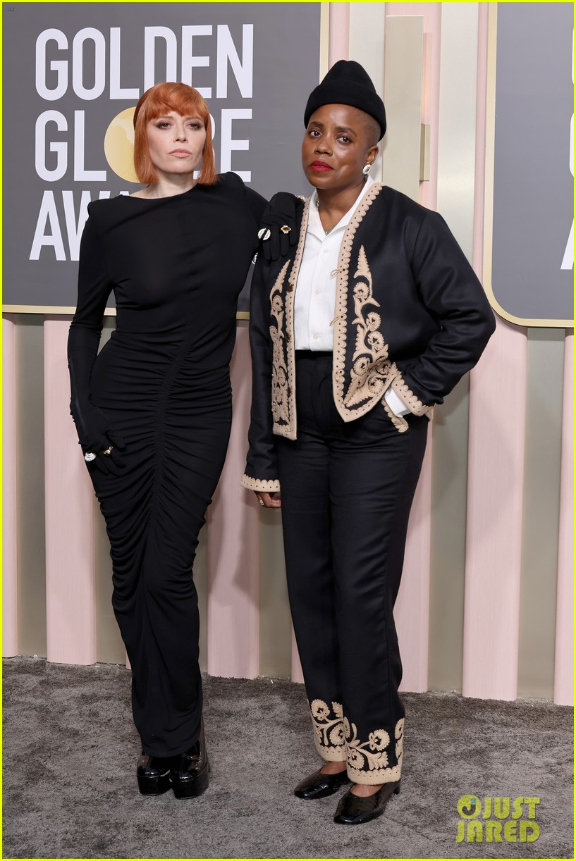 natasha lyonne golden globe dress Natasha Lyonne Looks So Different at the Golden Globes 2026 With Brand New  Hairstyle