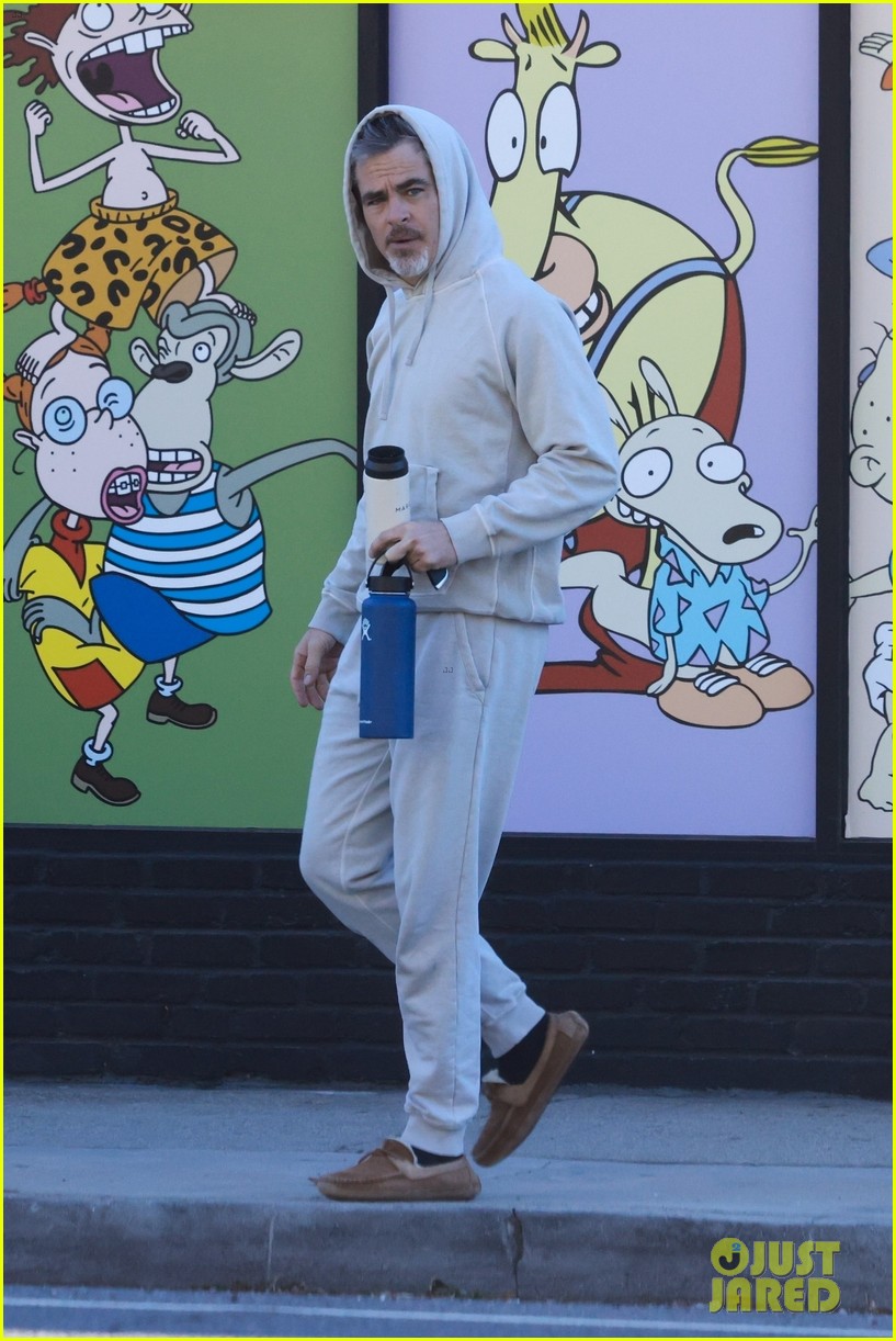 Chris Pine Wears Gray Sweats to Yoga Class in Los Feliz