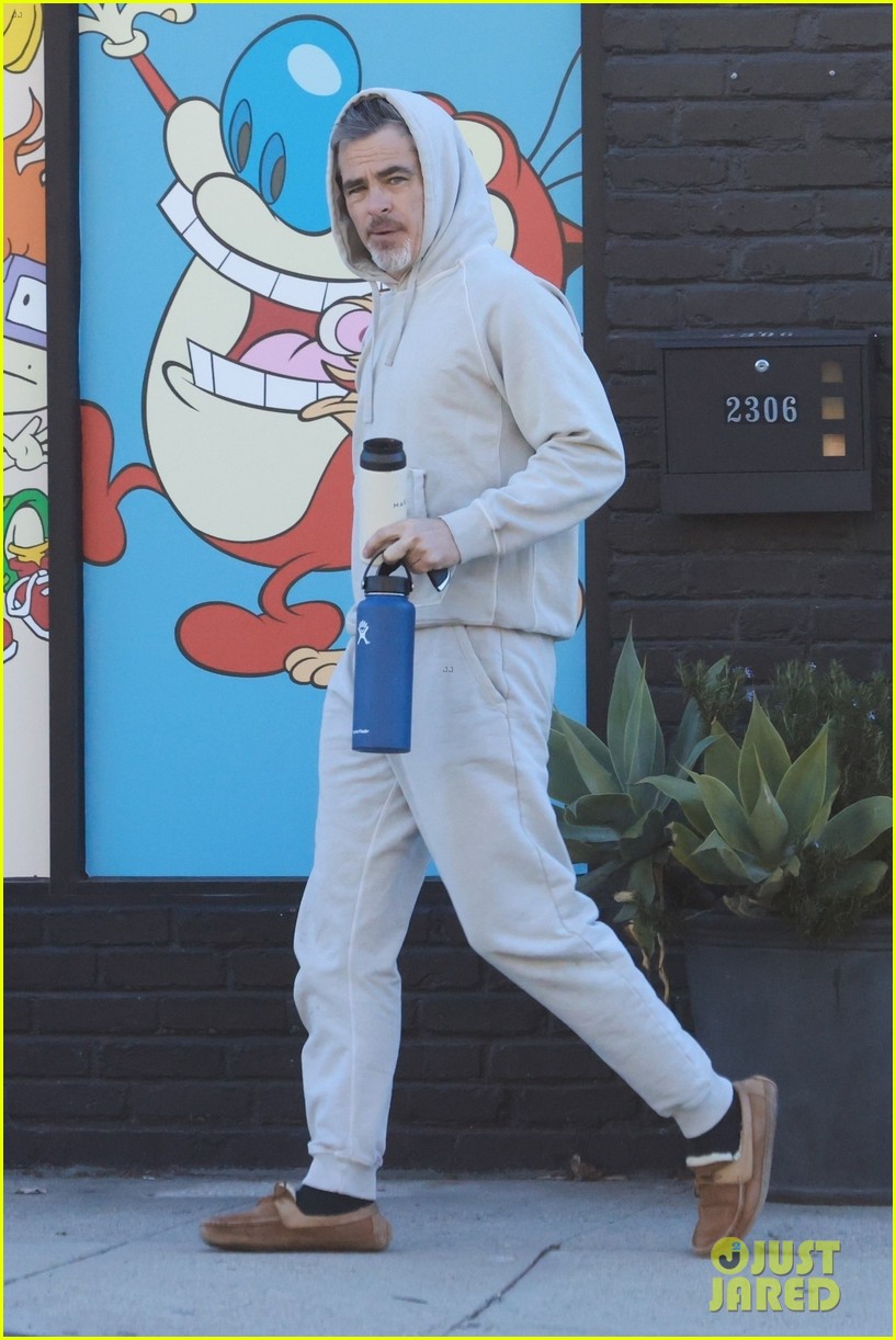 Chris Pine Wears Gray Sweats to Yoga Class in Los Feliz