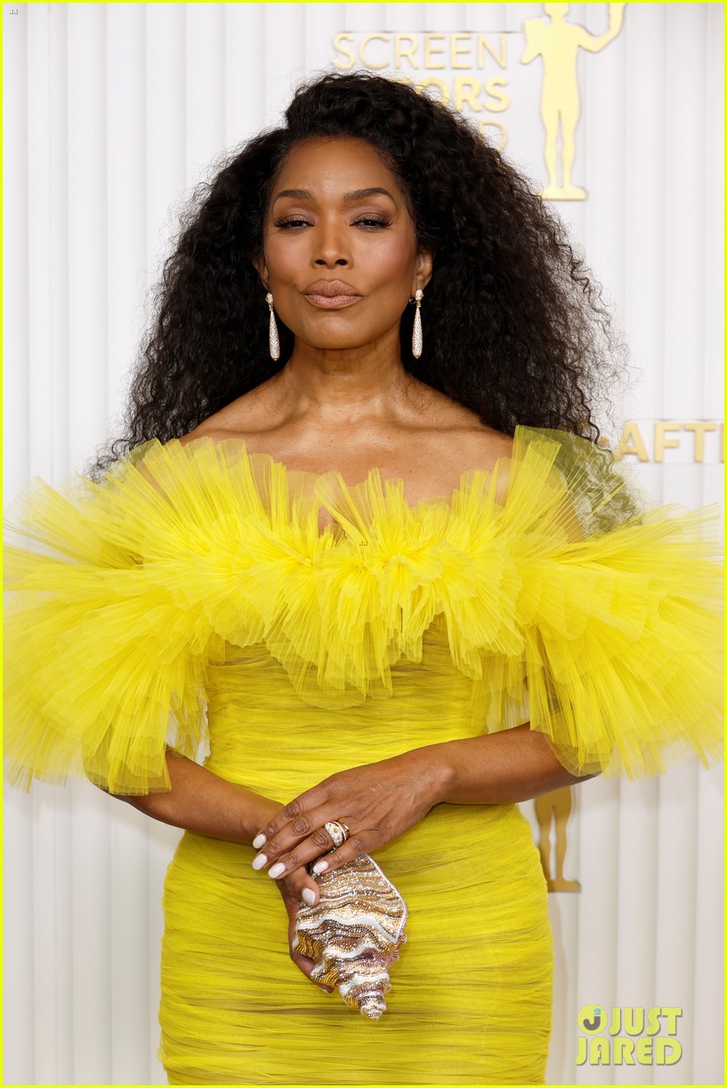 angela bassett gold dress Angela Bassett is golden goddess at Dolce & Gabbana's Alta Moda weekend, alongside Helen Mirren, Anitta, Kerry Washington, Venus Williams, Alessandra Ambrosio, and Rosie Huntington-Whiteley #AngelaBassett #HelenMirren #Anitta #KerryWashington
