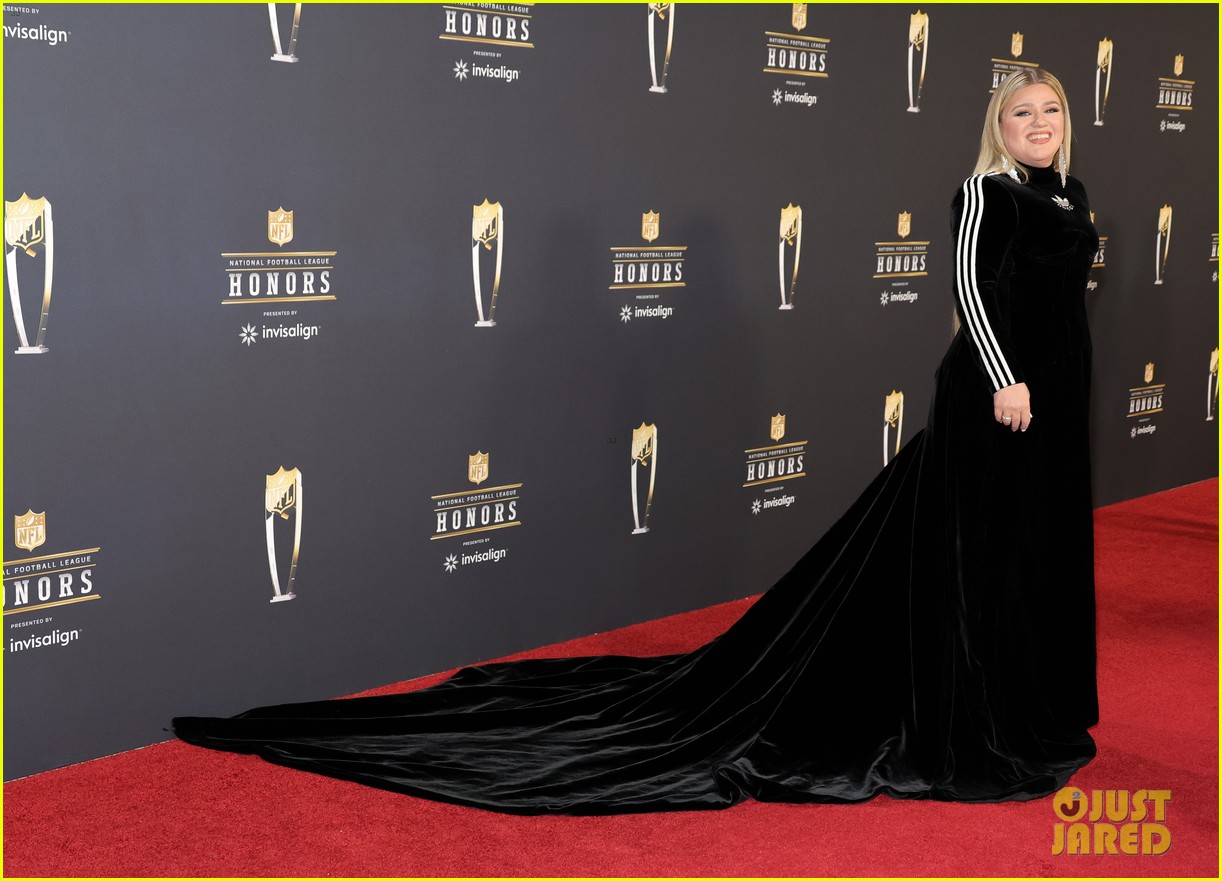 Kelly Clarkson Wears Incredible Dallas Cowboys Dress While Hosting NFL Honors Event Ahead of Super Bowl 2023 | Just Jared