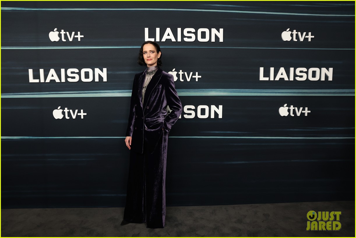 eva green velvet dress Elizabethan Renaissance 16th Century Forest Green Velvet Gown