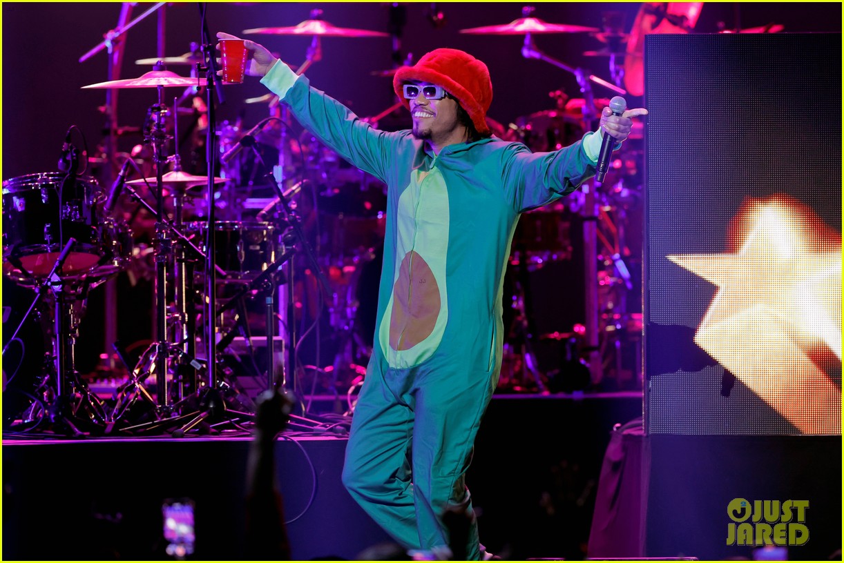 Anderson .Paak Brings Out Flavor Flav for Surprise Performance at Super Bowl Party