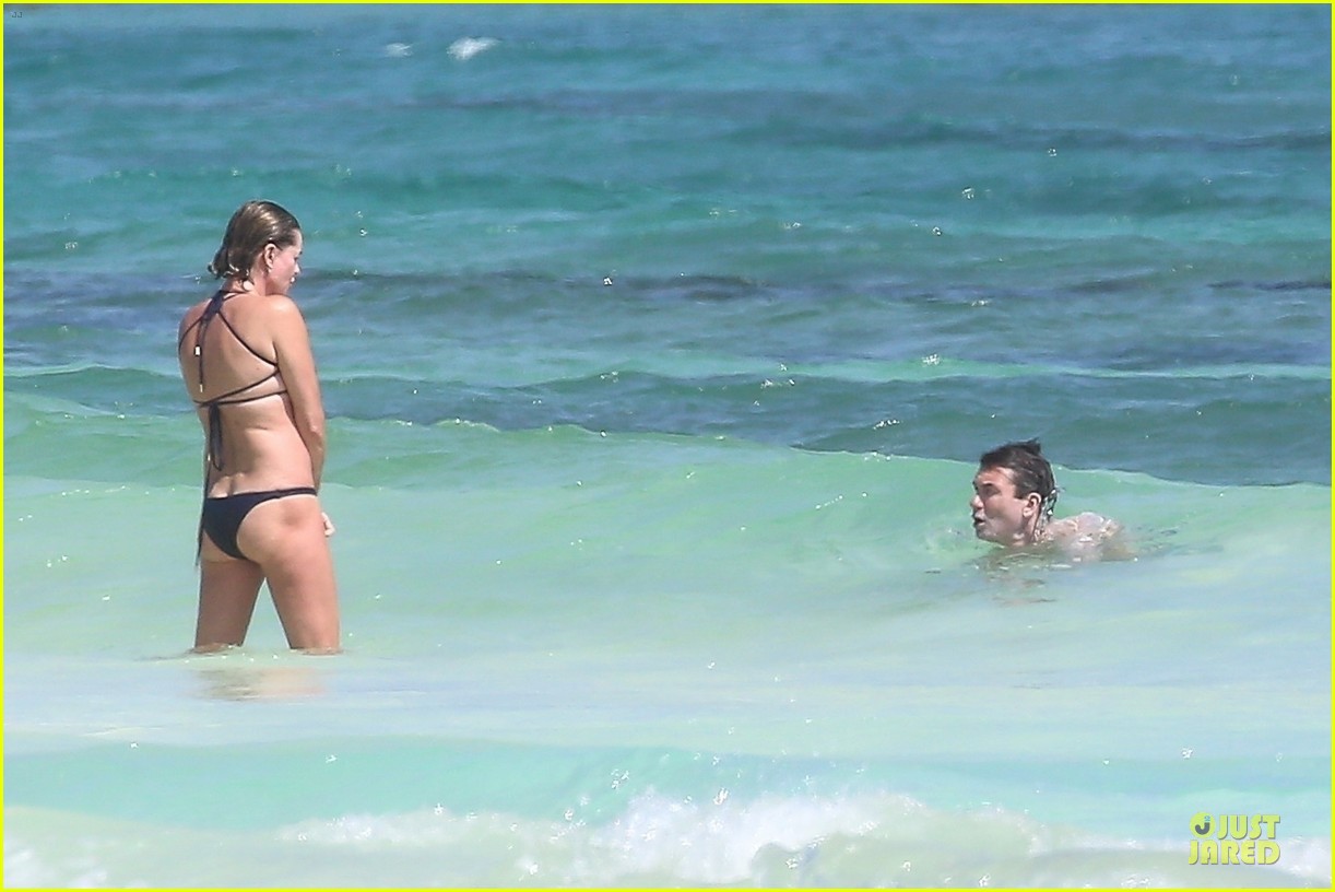 'The Talk' Host Jerry O'Connell Goes Shirtless on Beach Vacation with Wife Rebecca Romijn (Photos)
