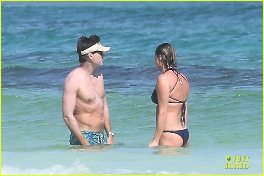 'The Talk' Host Jerry O'Connell Goes Shirtless on Beach Vacation with Wife Rebecca Romijn (Photos)