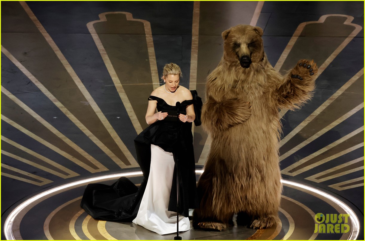 What Happened to Elizabeth Banks' Voice? Actress Apologizes for Raspy Voice at Oscars 2023