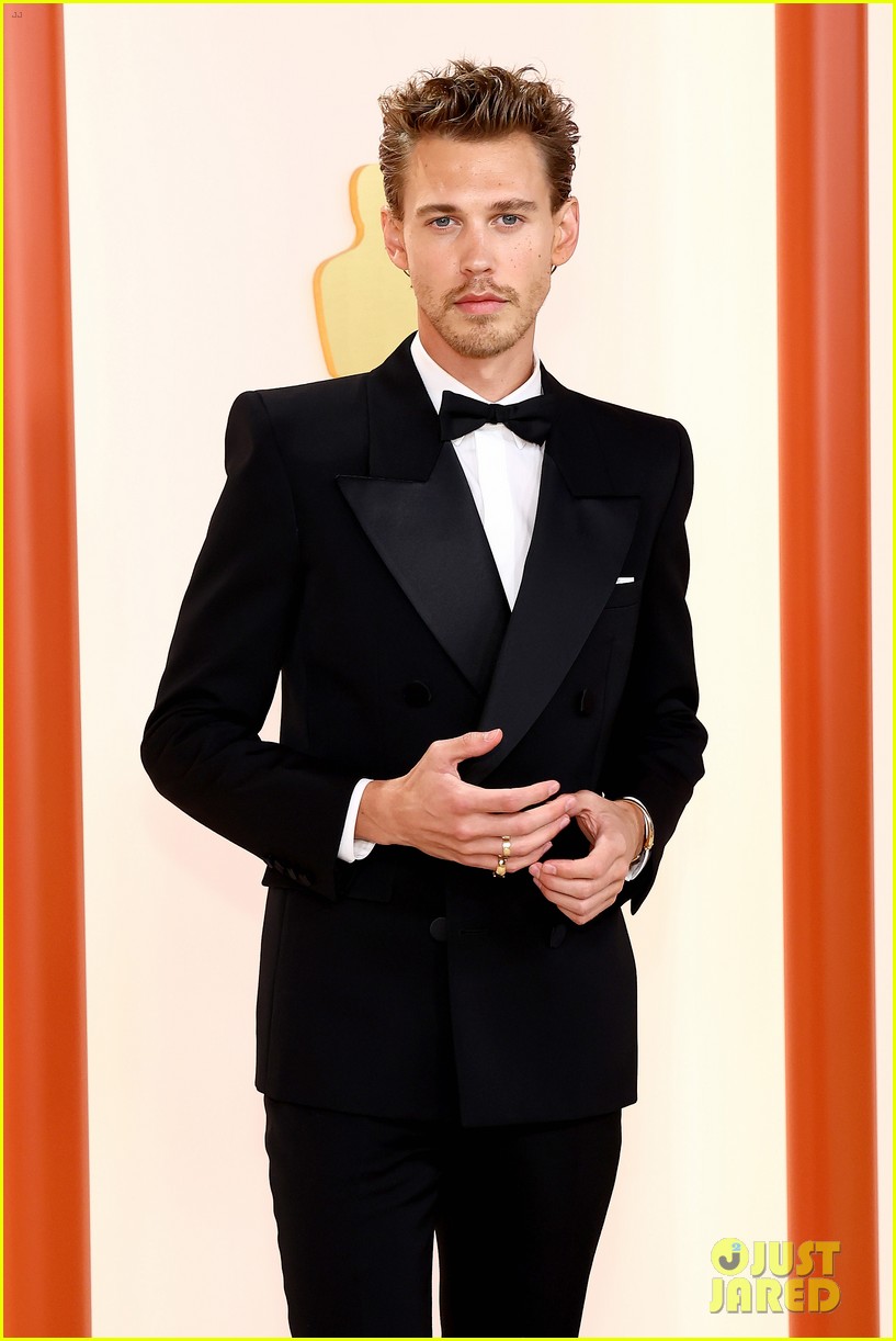 Austin Butler Goes Classic for Oscars 2023 Red Carpet (& He Revealed His Plus One Already a Few Weeks Ago!)