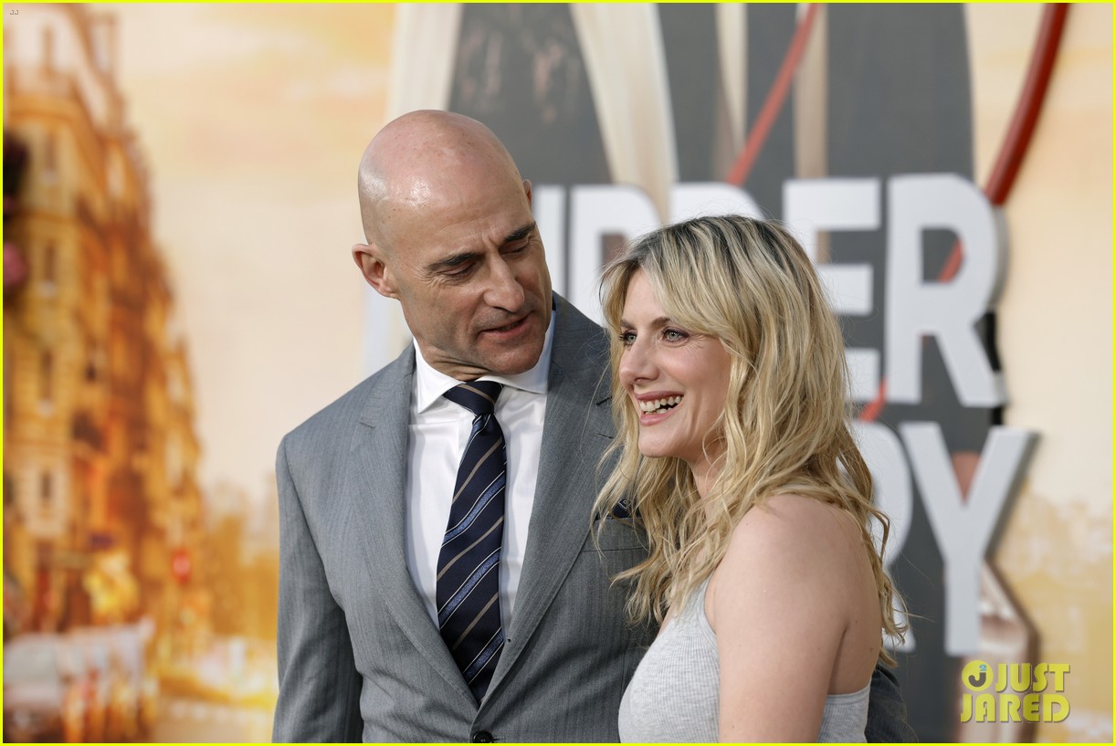 Jennifer Aniston & Jodie Turner-Smith Glam Up In Silver & Gold For 'Murder Mystery 2' Premiere!