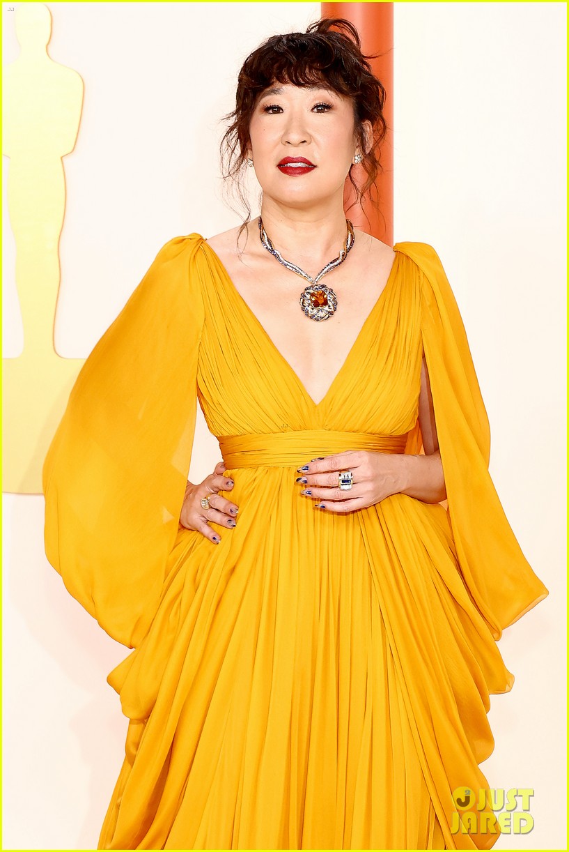 sandra oh orange dress Sandra Oh in Giambattista Valli Haute Couture at the 2023 Academy Awards : r/whatthefrockk