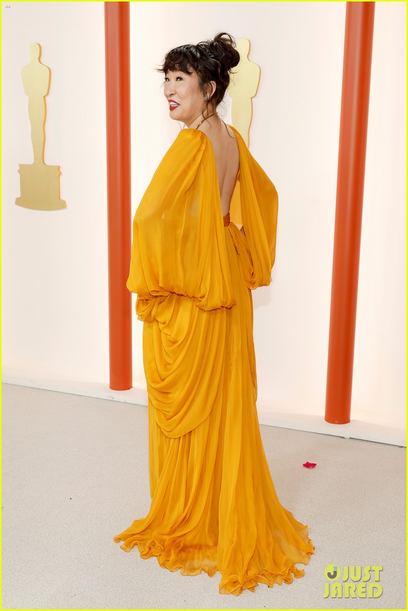 sandra oh orange dress Sandra Oh Picks Orange for Turning Red - Go Fug Yourself