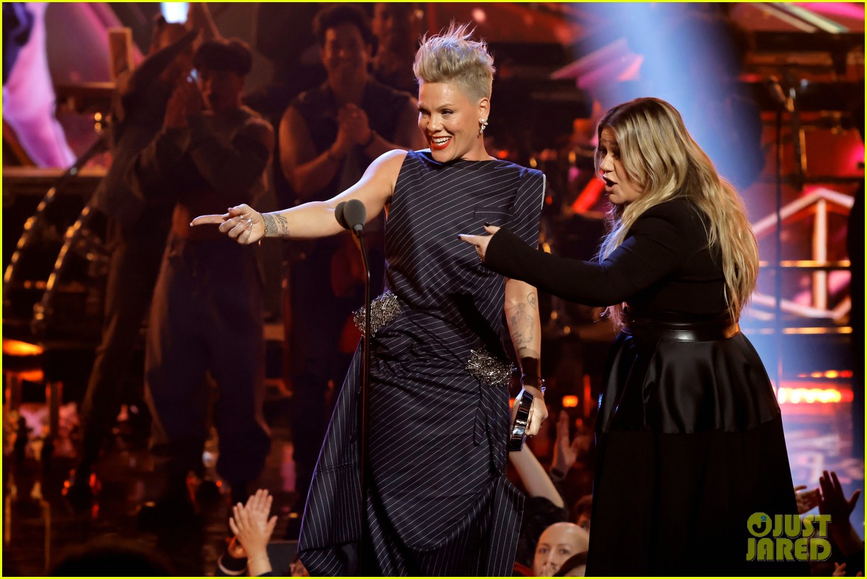 Pink Joins Kelly Clarkson Onstage to Belt Out 'Just Give Me a Reason' at iHeartRadio Music Awards 2023 | Just Jared - Celebrity News, Entertainment News & Photos