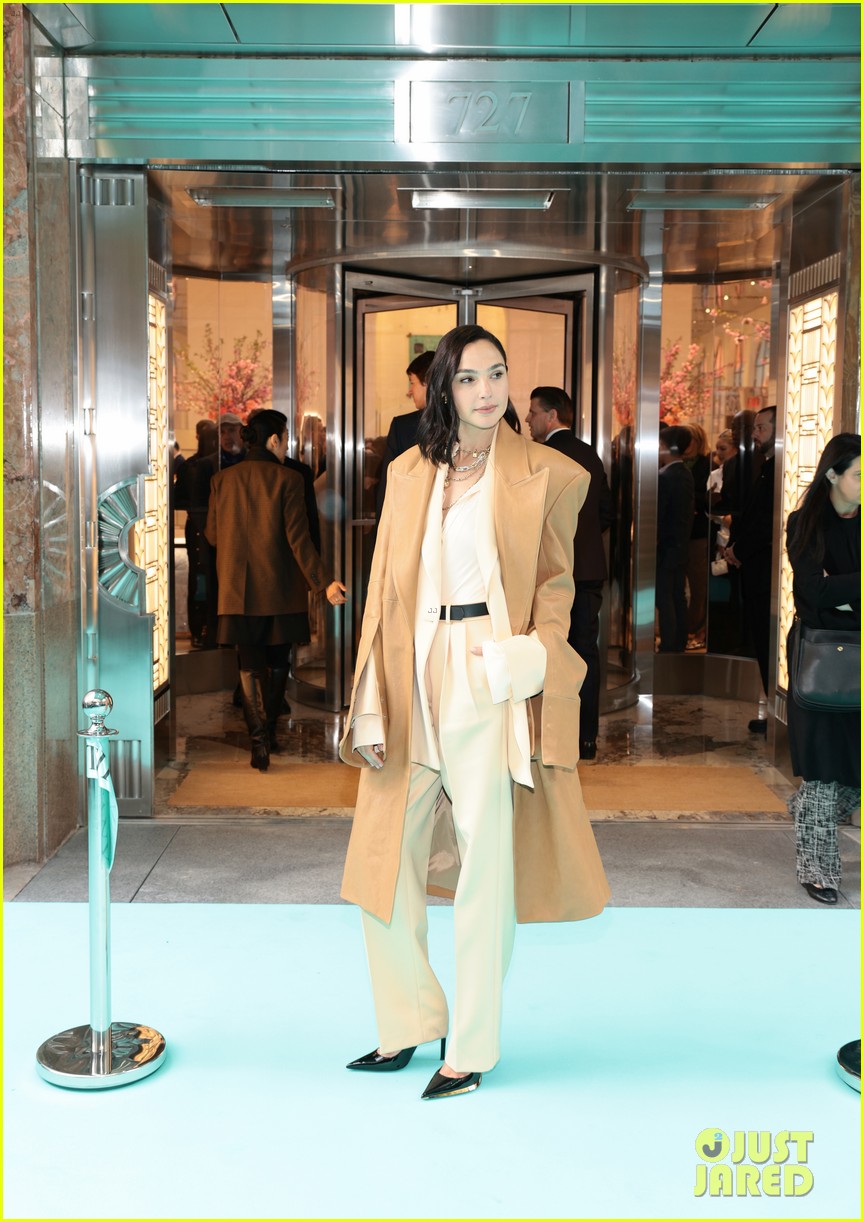 Gal Gadot Spotted Sightseeing in NYC with Husband Jaron Versano, Helps Tiffany & Co. Reopen Their Store!