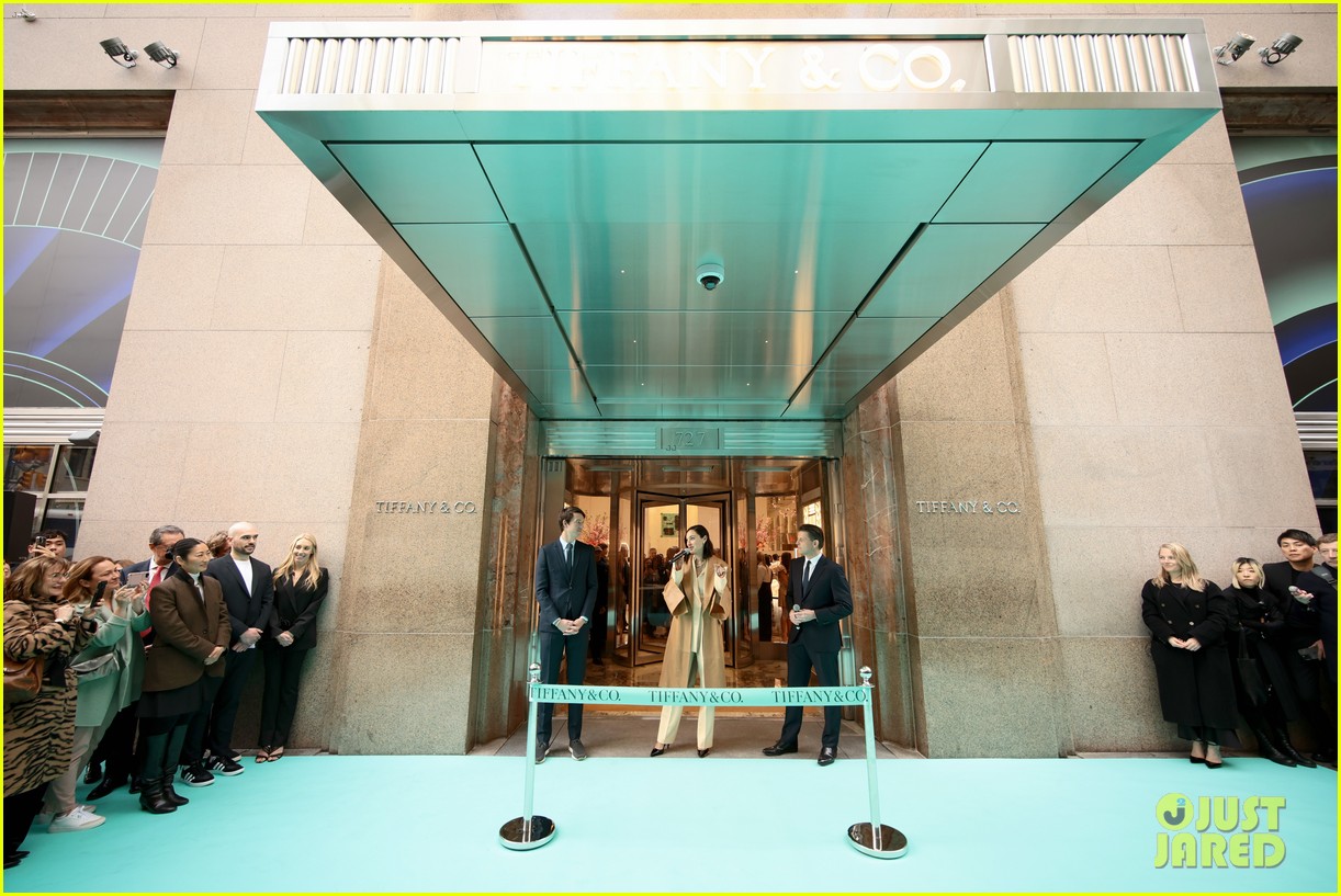 Gal Gadot Spotted Sightseeing in NYC with Husband Jaron Versano, Helps Tiffany & Co. Reopen Their Store!