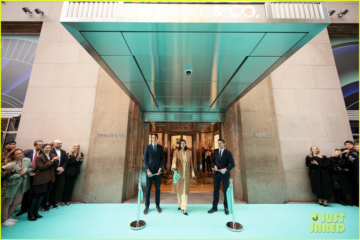 Gal Gadot Spotted Sightseeing in NYC with Husband Jaron Versano, Helps Tiffany & Co. Reopen Their Store!