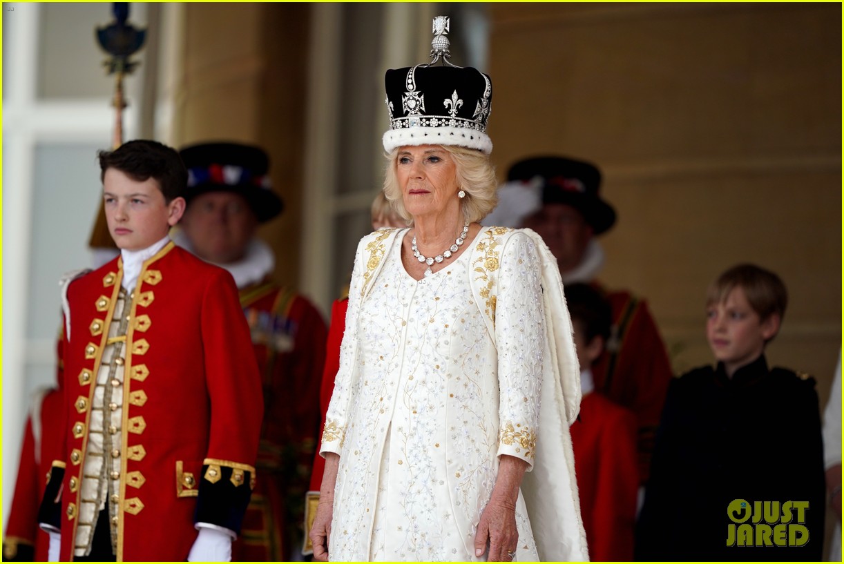 King Charles & Queen Camilla Wave to the Crowds from Buckingham Palace Balcony on Coronation Day!