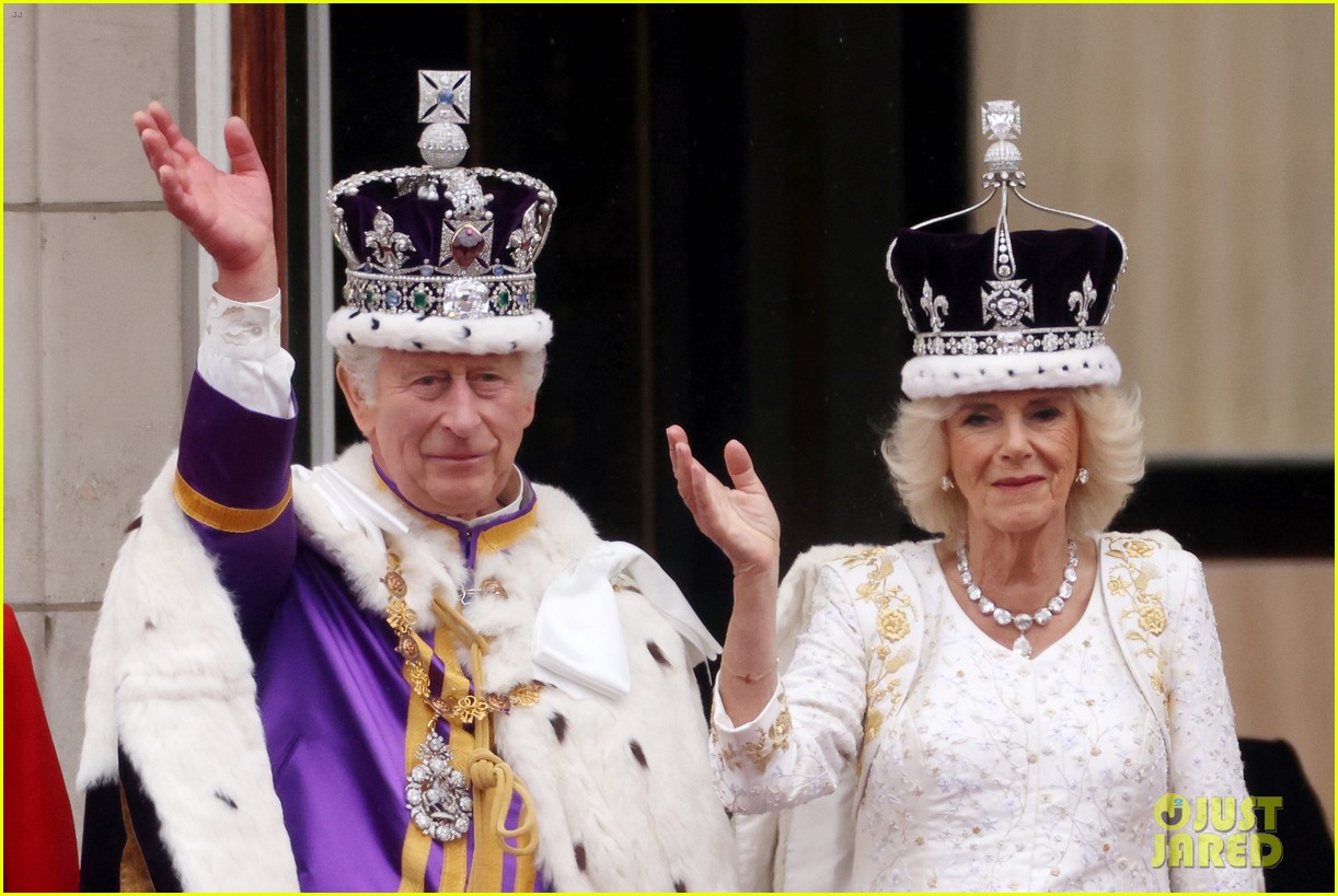 King Charles & Queen Camilla Wave to the Crowds from Buckingham Palace Balcony on Coronation Day!