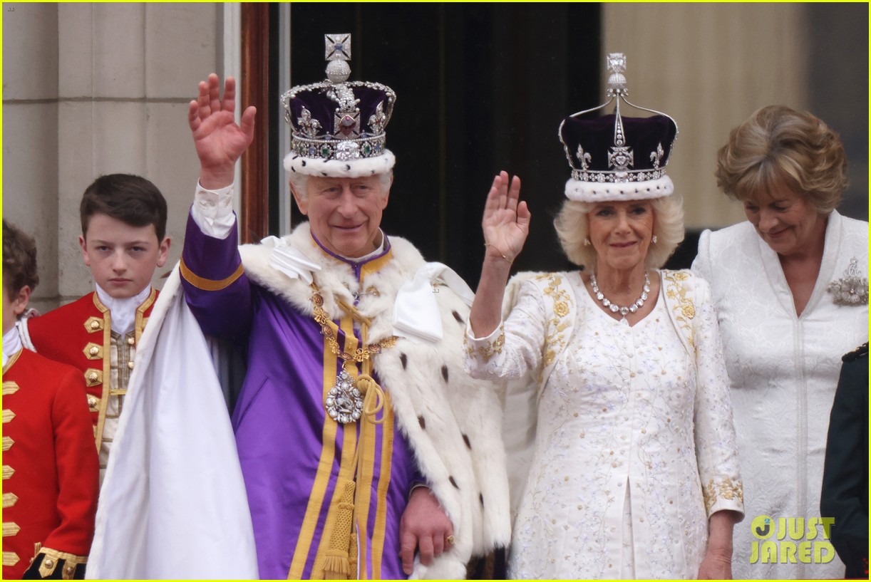 King Charles & Queen Camilla Wave to the Crowds from Buckingham Palace Balcony on Coronation Day!