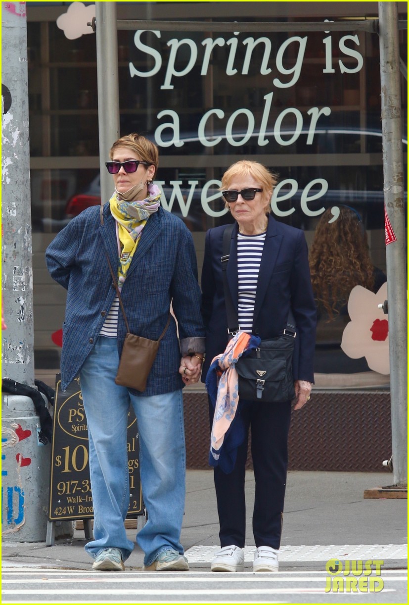 Sarah Paulson & Partner Holland Taylor Hold Hands During Walk Around NYC