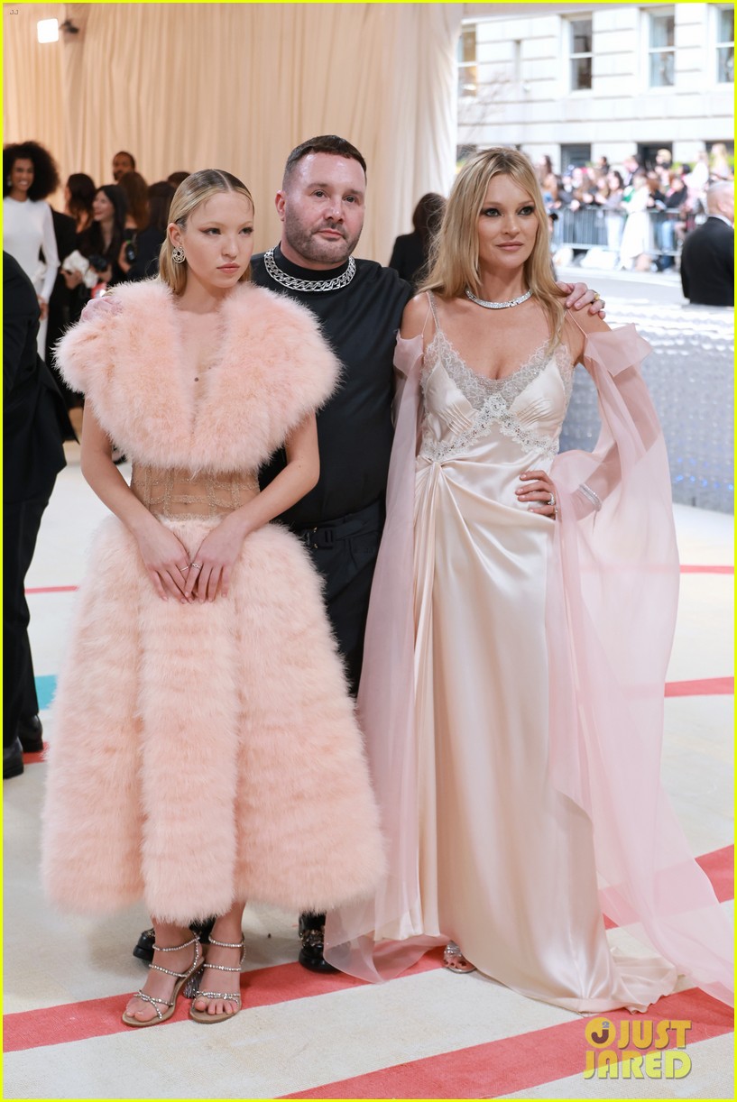 Kate Moss & Daughter Lila Grace Moss Twin at Met Gala 2023!
