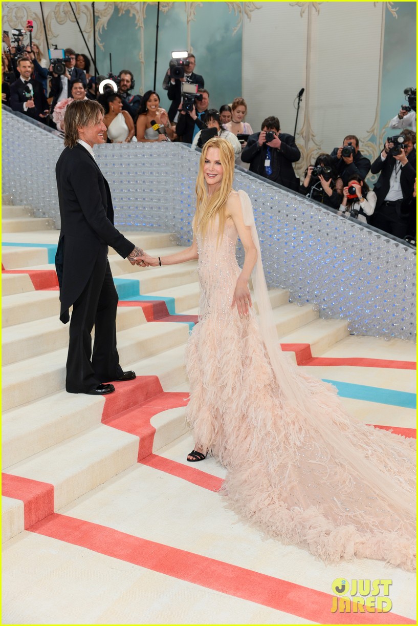 Nicole Kidman's Husband Keith Urban Helps Her Up the Iconic Met Gala Steps on 2023 Red Carpet!
