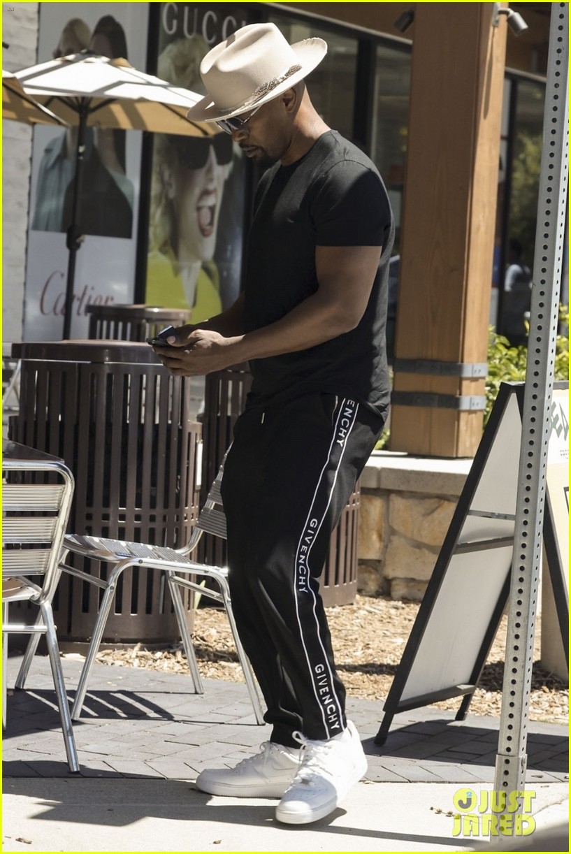 Jamie Foxx Looks Happy & Healthy in New Photos After Recent Medical Emergency
