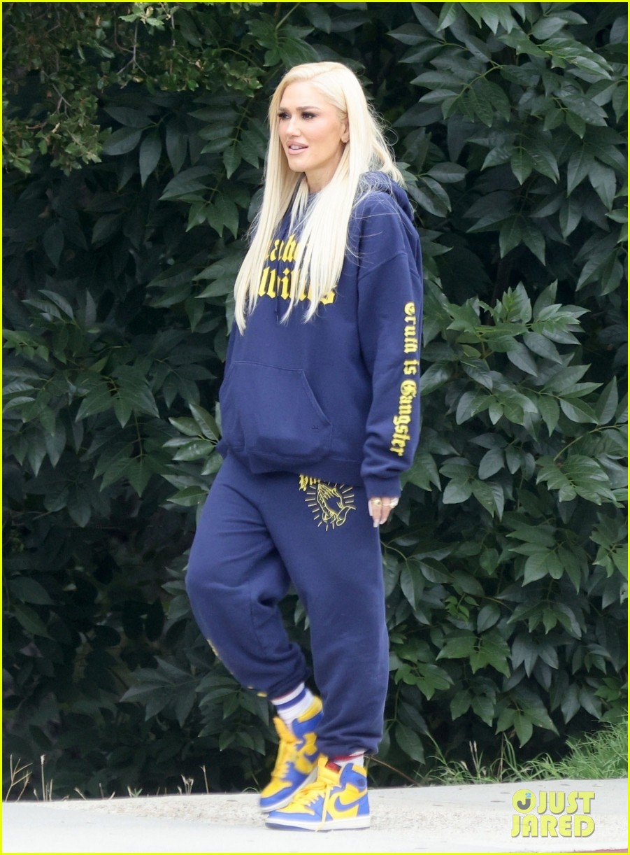 Blake Shelton & Gwen Stefani Spotted on Low-Key Neighborhood Stroll to Start Their Week