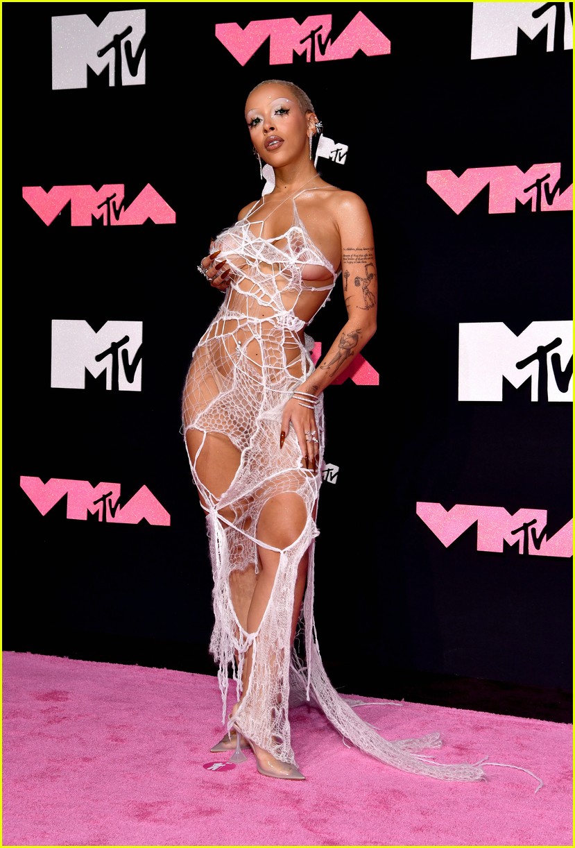 Doja Cat Rocks a Revealing Cobweb Look on the MTV VMAs 2023 Red Carpet