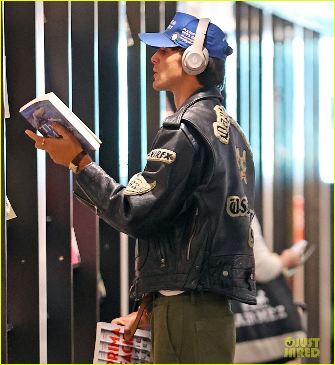 jacob-elordi-browses-for-books-at-sydney