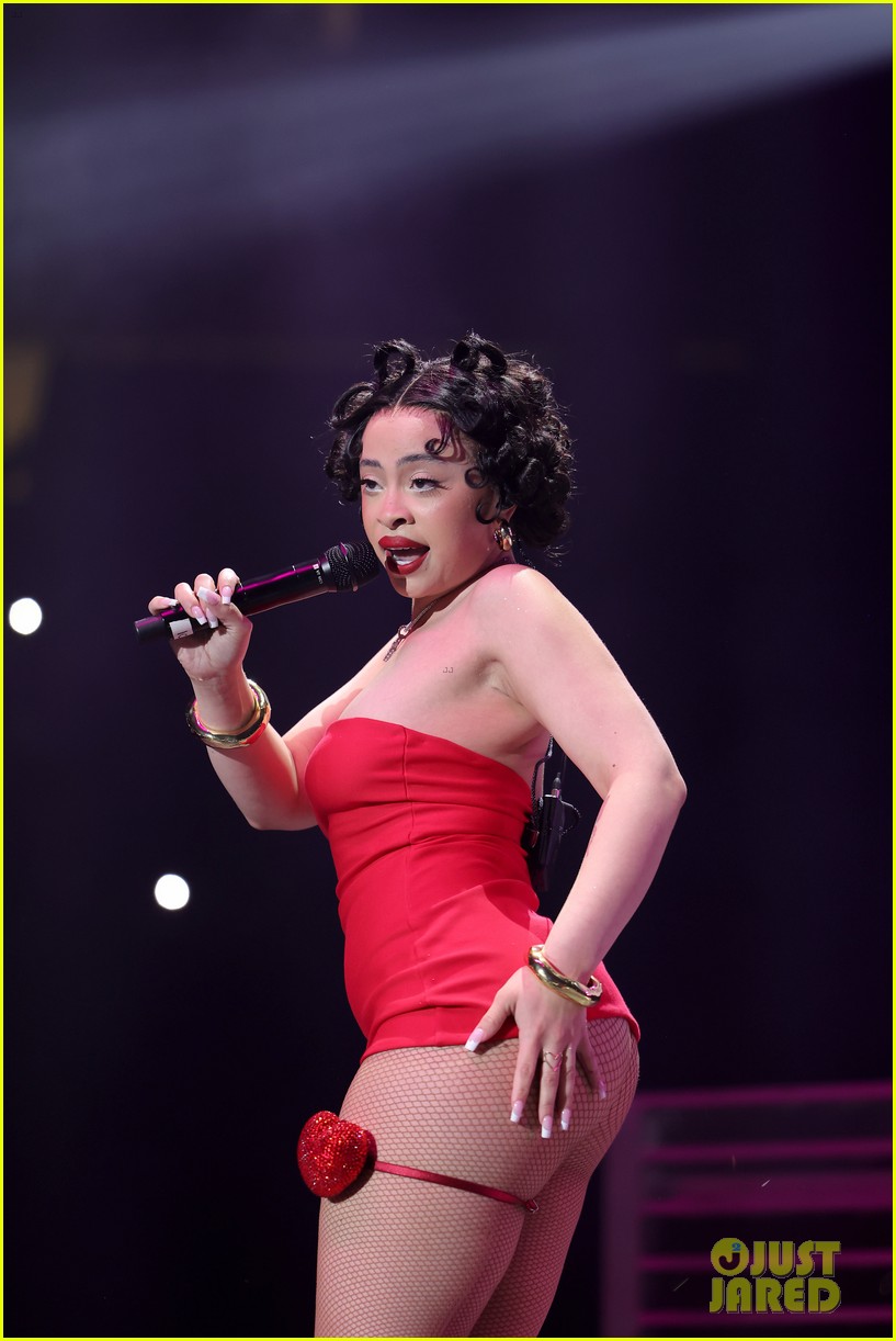 i c e spice red dress Ice Spice Wears Orange For Striking Red Carpet Moment At People's Choice  Awards (Special Look)
