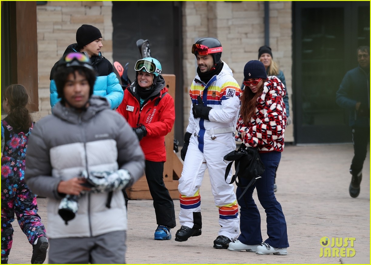 Anitta Gets In Some Vacation Time with Pals Lele Pons, Markell Washington & Pedro Sampaio!