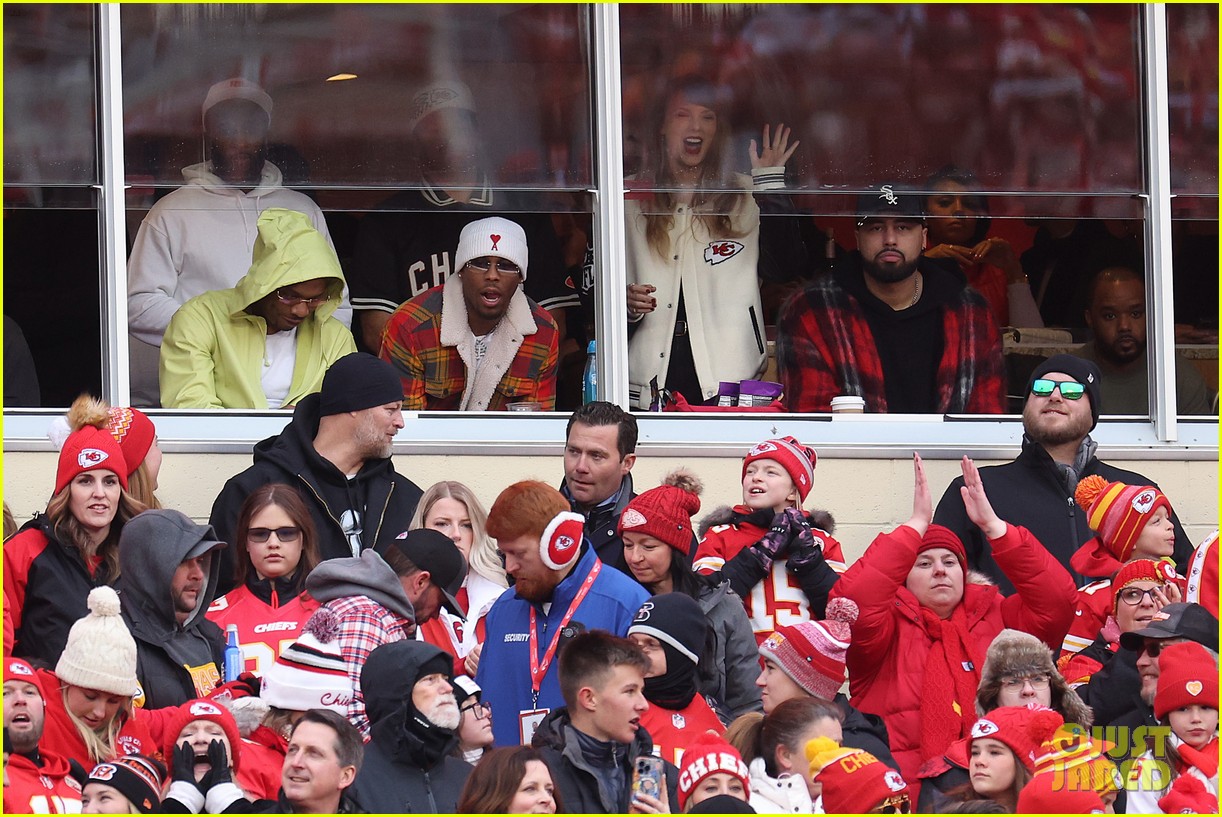 Inside Taylor Swift's Chiefs Game Suite: Who's Sitting With Her on New Year's Eve?