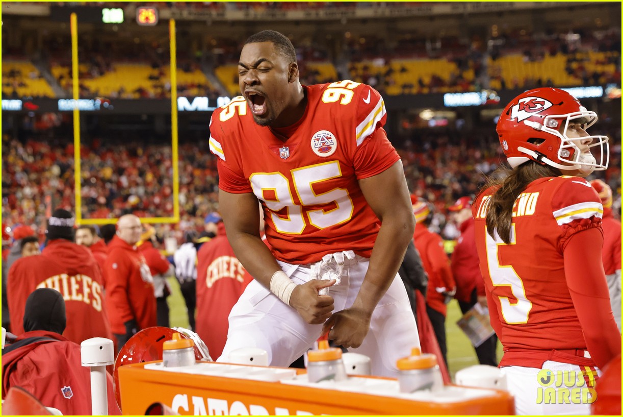 Who Is Chris Jones' Girlfriend? He's Dating Sheawna Weathersby (& They Have 2 Kids!)