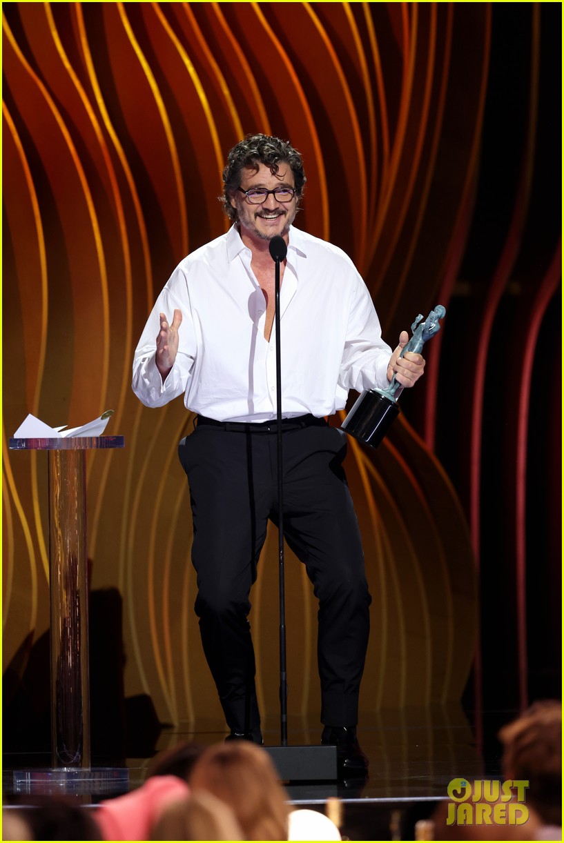Pedro Pascal Jokes He's a 'Little Drunk' While Accepting Best TV Drama Actor Award at SAG Awards 2024 (Video)