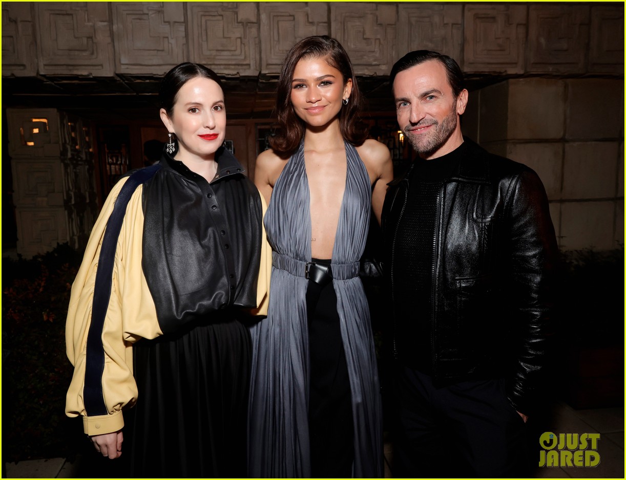 Oscar Nominees Emma Stone & America Ferrera Join Zendaya & More Stars at W Magazine & Louis Vuitton's Academy Awards Dinner