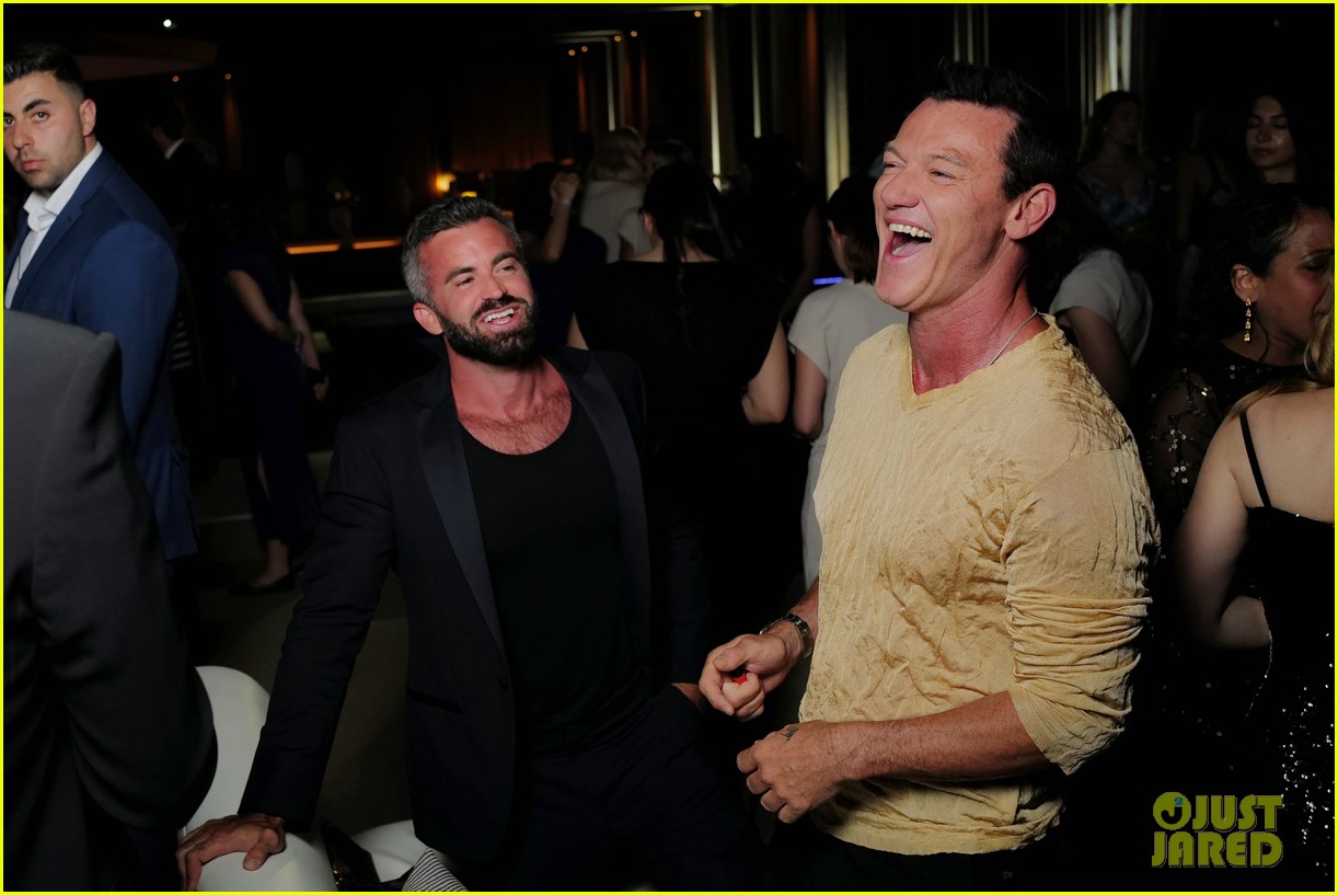 Liam Hemsworth, Joe Jonas, Kylie Minogue, & Luke Evans Attend Coldplay Concert Together in Greece! (Video)