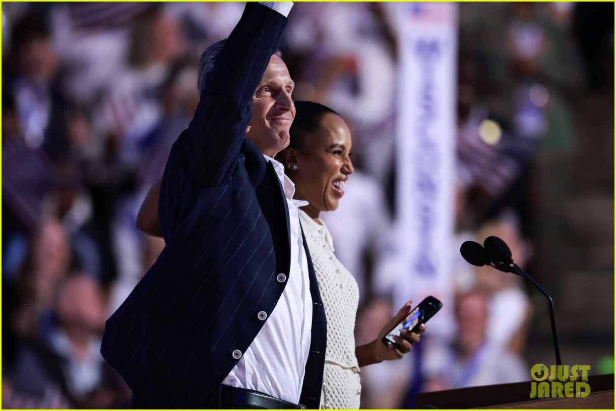 'Scandal' Stars Kerry Washington & Tony Goldwyn Share Adorable On Stage Moment at DNC Night 4 - Watch Now!