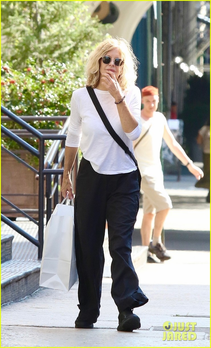 Meg Ryan Steps Out to Do Some Shopping with Daughter Daisy in NYC