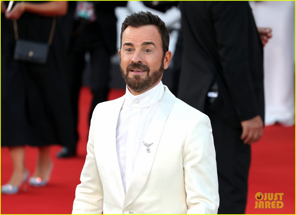 Justin Theroux & Girlfriend Nicole Brydon Bloom Match in White for Their Second Major Red Carpet Appearance