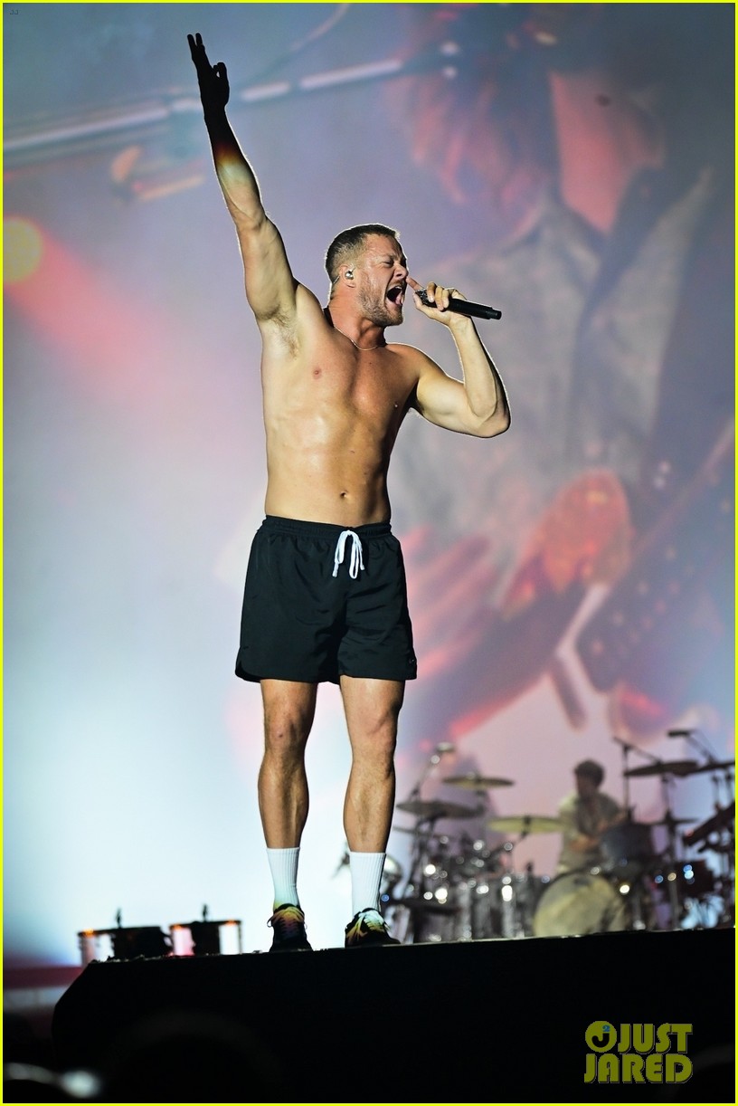 Imagine Dragons' Dan Reynolds Goes Shirtless, Bares Buff Body During Rock in Rio Show!