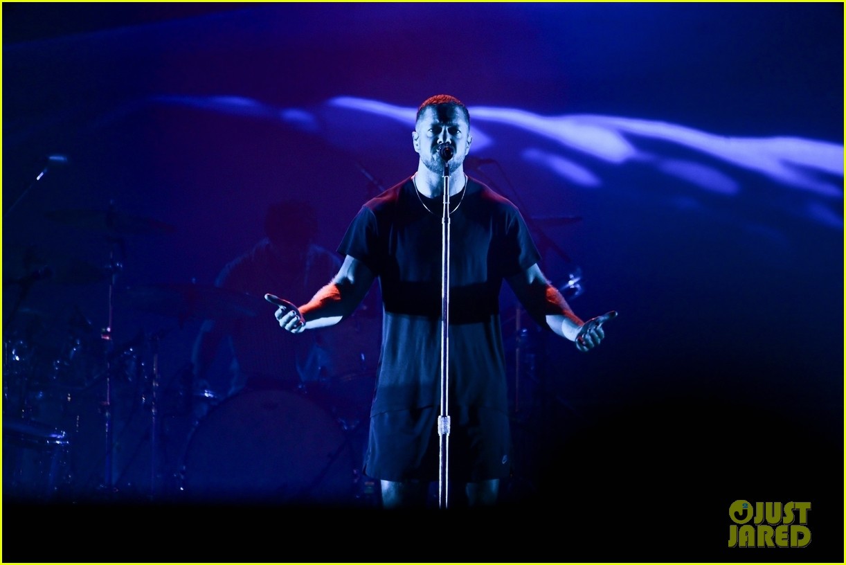 Imagine Dragons' Dan Reynolds Goes Shirtless, Bares Buff Body During Rock in Rio Show!
