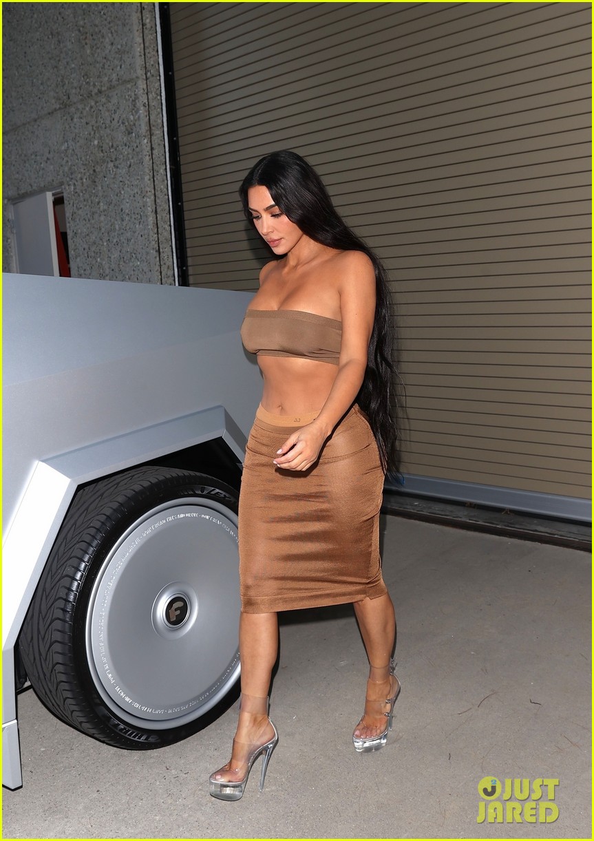Kim Kardashian Debuts Extra Long Hair, Rocks Crop Top & Fitted Skirt
