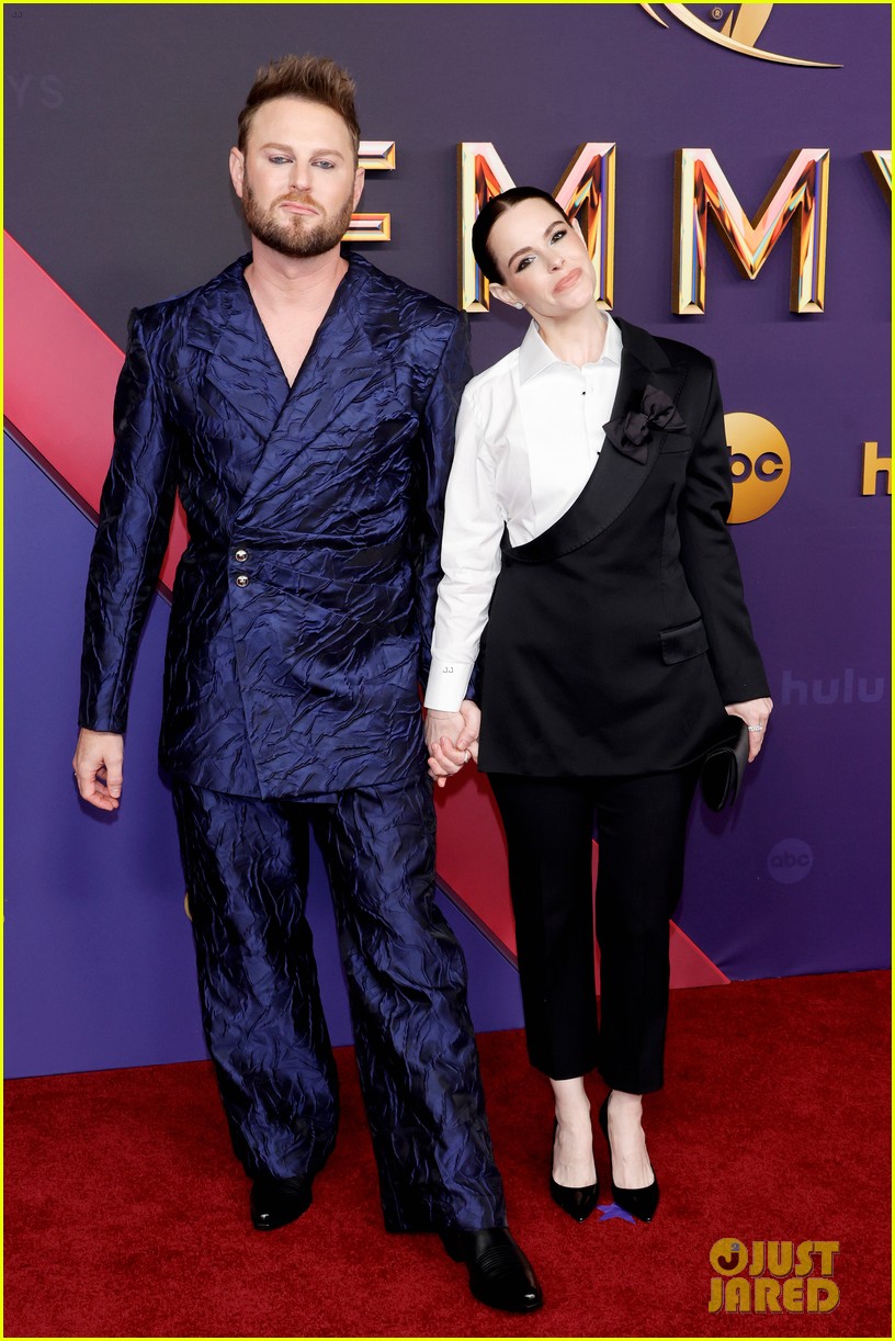 'Schitt's Creek' Cast Reunite On Stage to Close Out Emmy Awards 2024