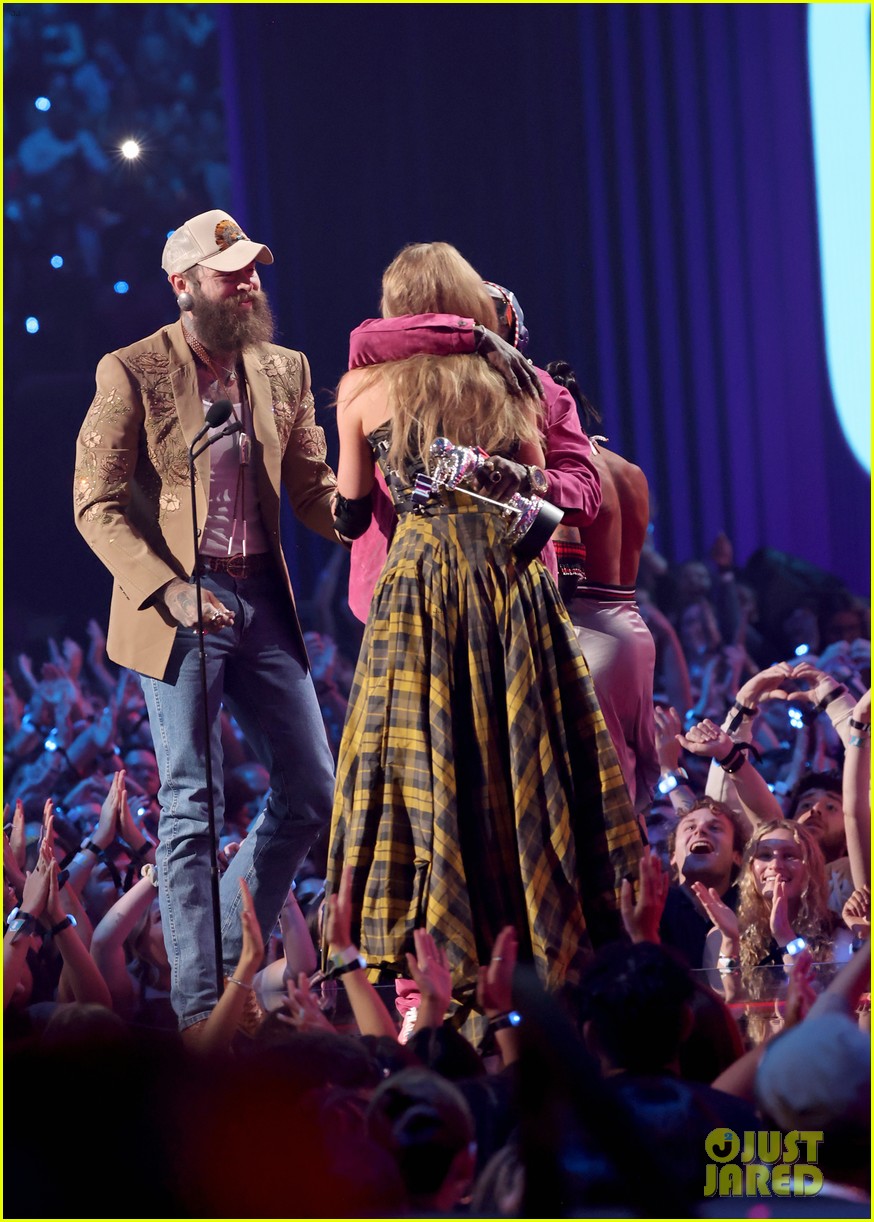 Taylor Swift Remembers 9/11 in First VMAs Acceptance Speech, Says Honoring Those We Lost Is 'Most Important Thing'