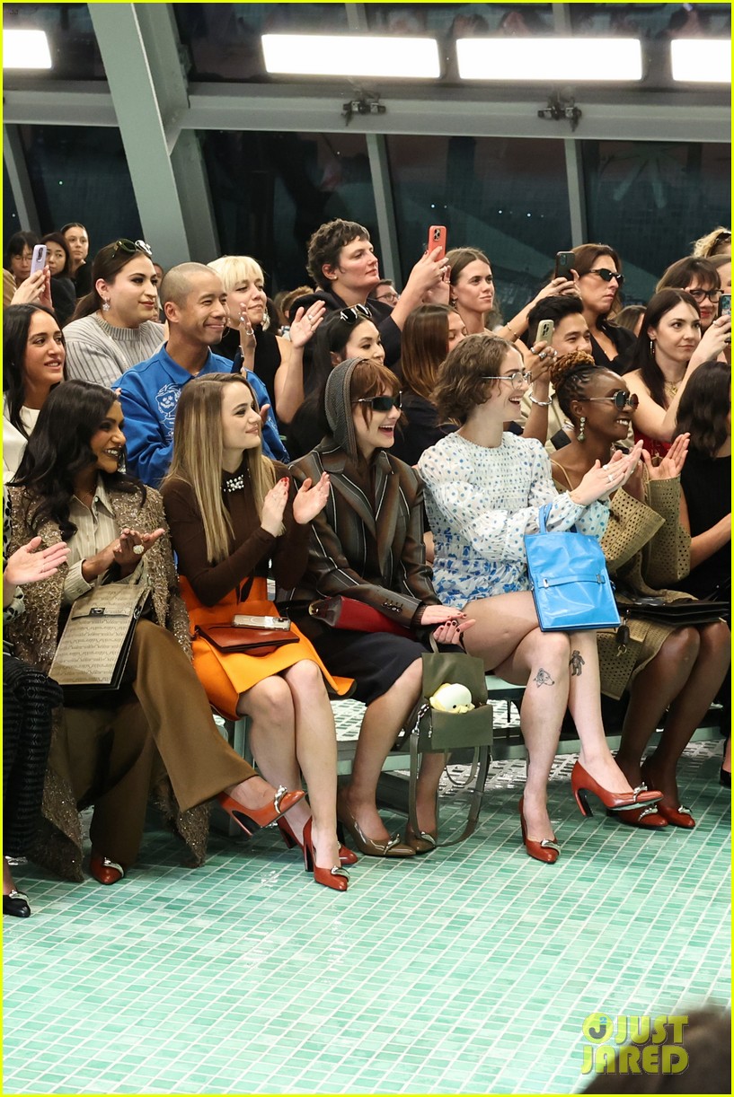 Elizabeth Olsen, Mindy Kaling, & Joey King Sit Front Row Together at Tory Burch's NYFW Show