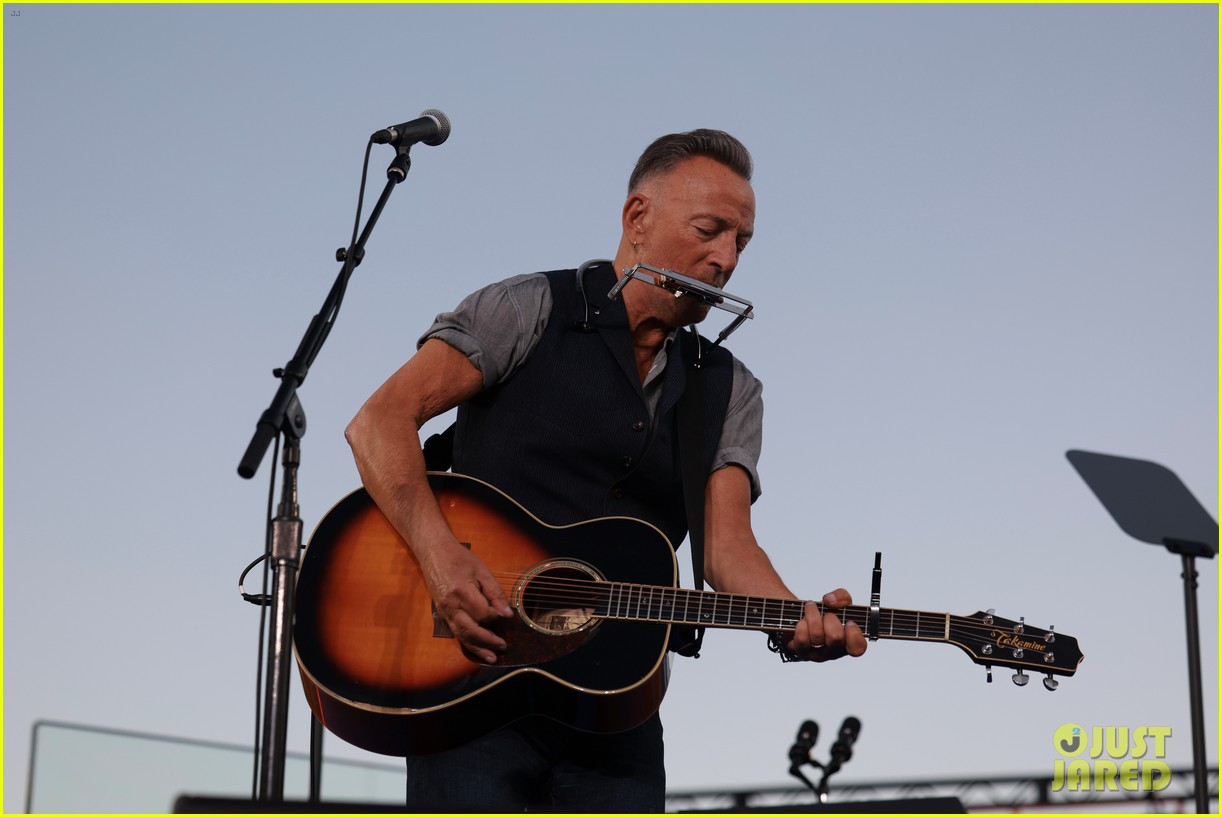 Bruce Springsteen Performs at Kamala Harris Rally in Georgia, Slams Donald Trump as 'American Tyrant'