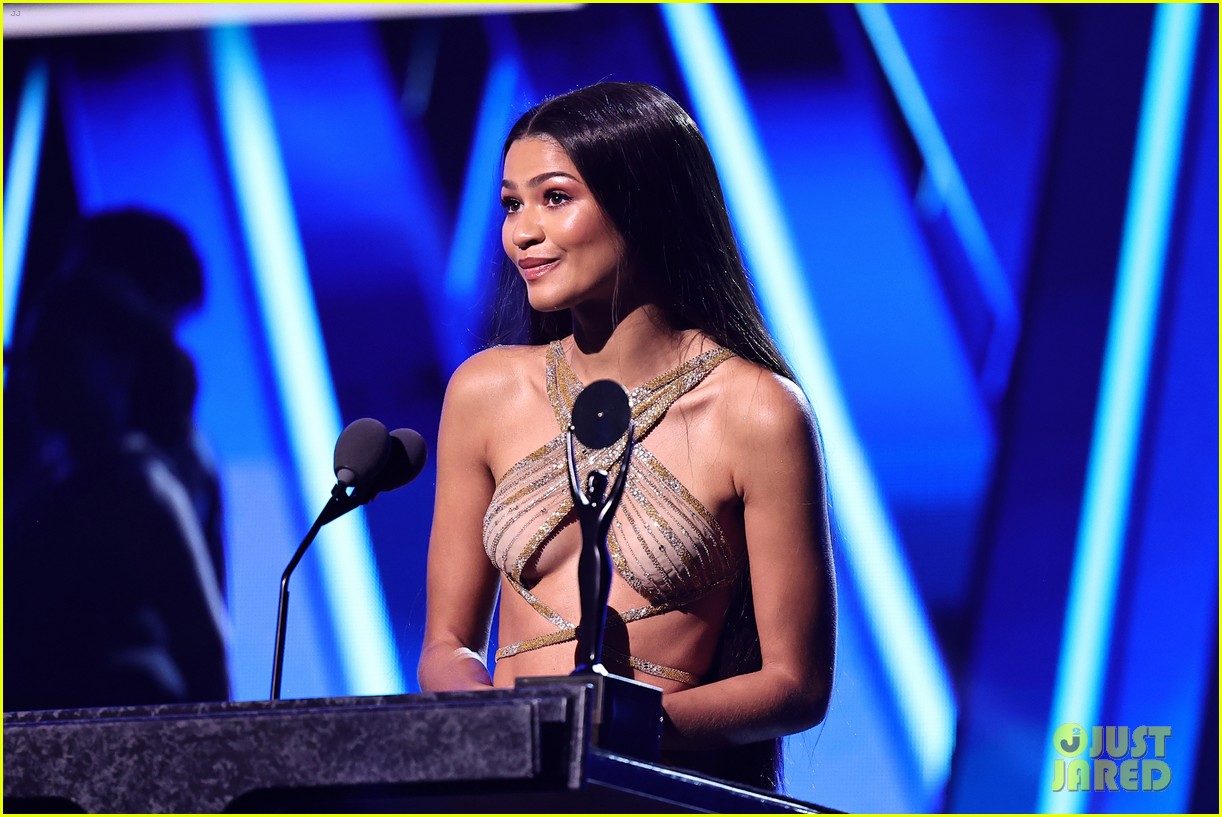 zendaya cher dress debuts super-long Cher-inspired hair on the red carpet Zendaya pays tribute to Cher