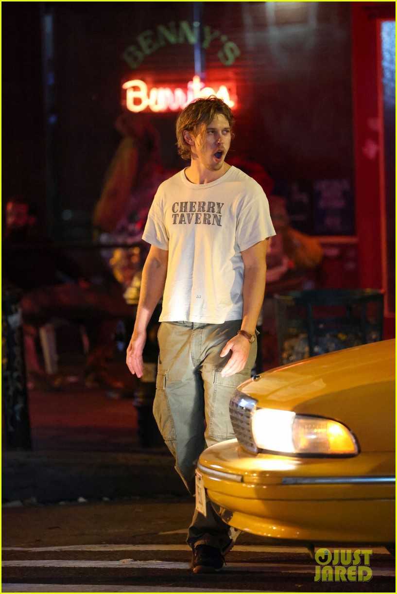 Austin Butler & Zoe Kravitz Film Late-Night Scenes for New Movie 'Caught Stealing' in NYC