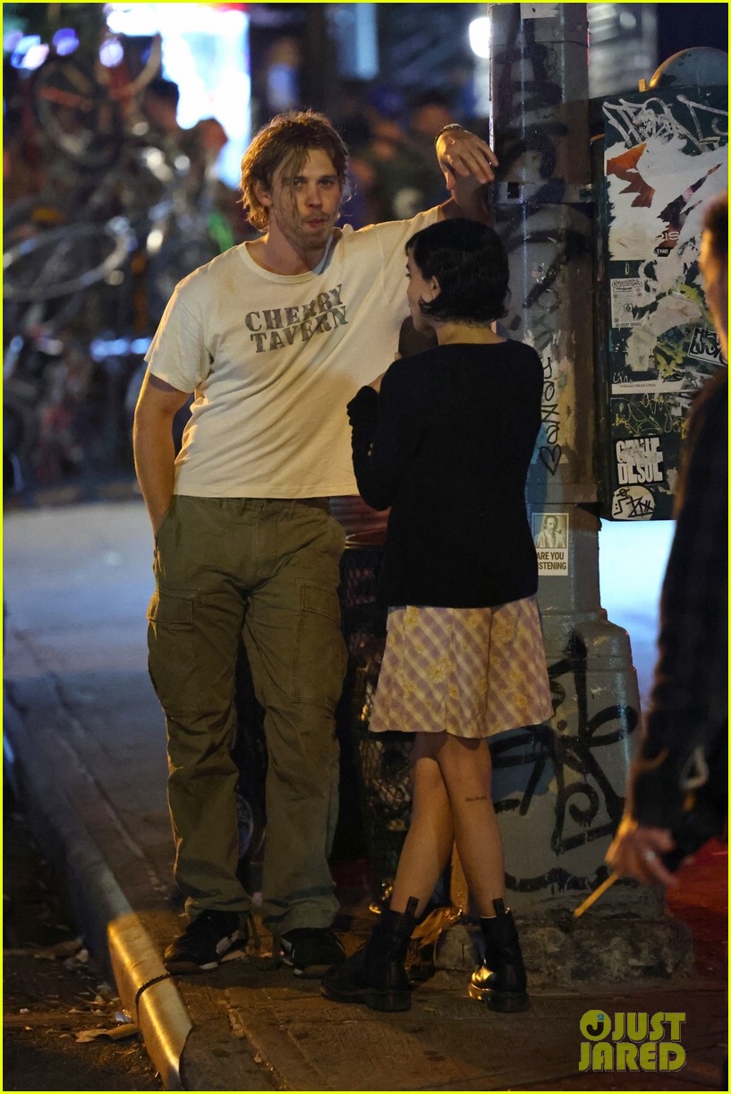 Austin Butler & Zoe Kravitz Film Late-Night Scenes for New Movie 'Caught Stealing' in NYC