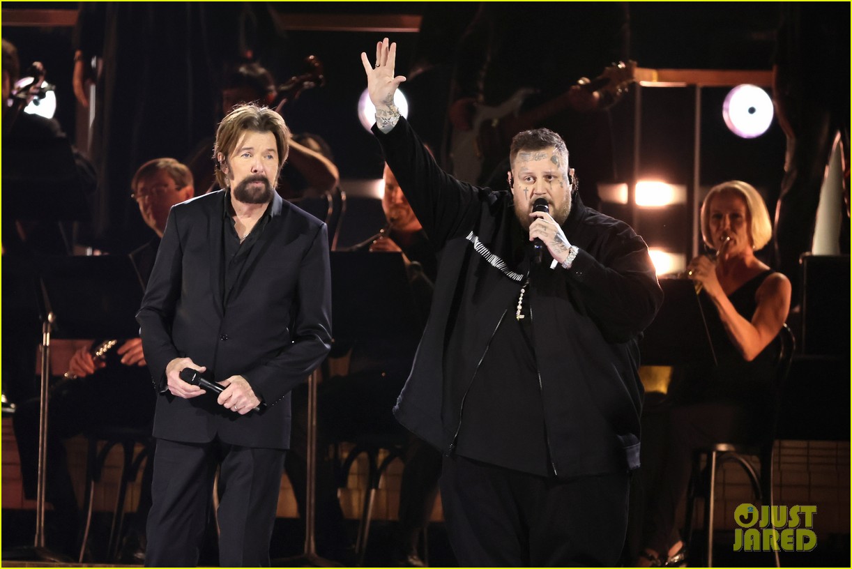 Jelly Roll Shows Off 120-lb Weight Loss While Performing at CMA Awards 2024 - Watch Now!